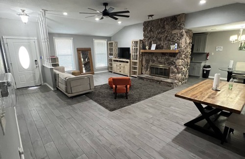 Southbelt/Ellington House | Modern style home! By hobby airport and Nasa. Full kitchen and strong WIFI .