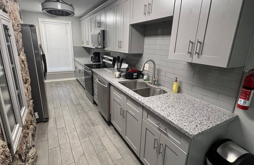 Southbelt/Ellington House | Modern style home! By hobby airport and Nasa. Full kitchen and strong WIFI .
