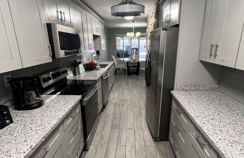 Southbelt/Ellington House | Modern style home! By hobby airport and Nasa. Full kitchen and strong WIFI .