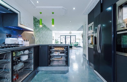 Doncaster Other | Modern Stylish 2-bedroom house & on-site parking