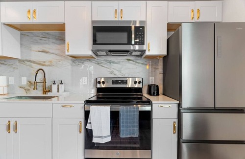 Knox - Henderson Apartment | Modern Stylish Oasis in Downtown Dallas w Parking