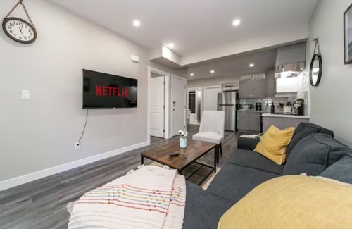 West Edmonton House | Modern Suite - Long Stays - Free Parking - WiFi - NFLX