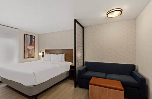 Brownsville Hotel | Modern Suite w/Full Kitchen + Workspace for Long-Term Stays