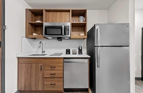 Brownsville Hotel | Modern Suite w/Full Kitchen + Workspace for Long-Term Stays