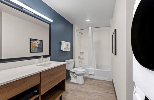Brownsville Hotel | Modern Suite w/Full Kitchen + Workspace for Long-Term Stays
