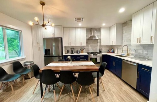 Austin House | Modern Texan Family Home - 4BD 3BA - 10 minutes from DT