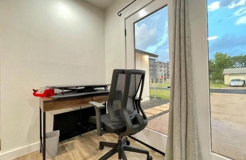 Austin House | Modern Texan Family Home - 4BD 3BA - 10 minutes from DT