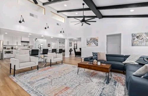 Glendale House | Modern Top Gun House in Arrowhead district. nHeated Pool/Outdoor BBQ/Bar/Games