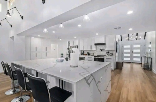 Glendale House | Modern Top Gun House in Arrowhead district. nHeated Pool/Outdoor BBQ/Bar/Games