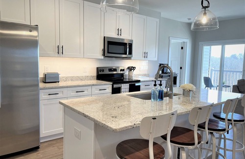 Forest Condo | Modern Top-level 2BR/2BA Condo w/Private Balcony in a Secured Bldg w/Elevator!