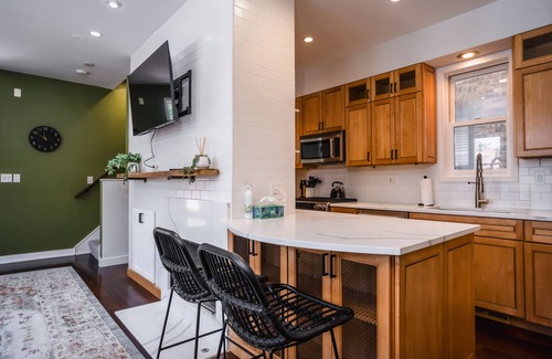 Bucktown House | Modern Townhome With King Suite & Private Patio