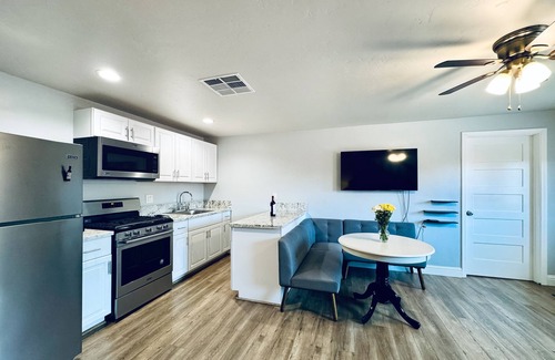 Fig Garden House | Modern townhome with on-site pool - close to national parks - dog-friendly