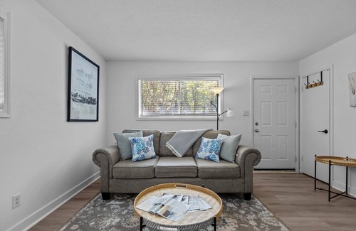Chapel Hill Apartment | Modern & Tranquil : Close to UNC & Duke University’s, Hospitals