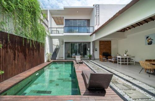 Dewi Sri Bed & Breakfast | Modern Tropical 2BR Villa in Seminyak Kuta with Pool & Garden