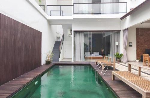 Dewi Sri Bed & Breakfast | Modern Tropical 2BR Villa in Seminyak Kuta with Pool & Garden
