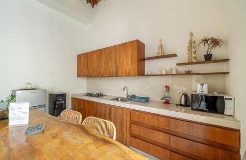 Dewi Sri Bed & Breakfast | Modern Tropical 2BR Villa in Seminyak Kuta with Pool & Garden
