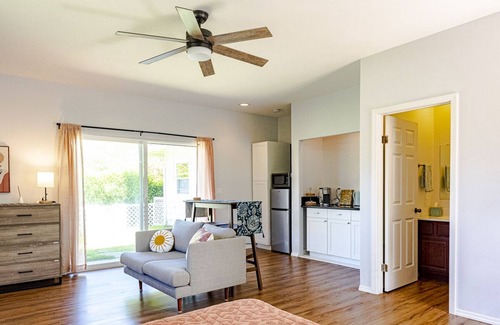 Kailua-Kona Apartment | Modern Tropical Hideaway in Kona