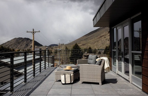 Jackson House | Modern Two-Bedroom Penthouse in Downtown Jackson, Urban Living at its Best