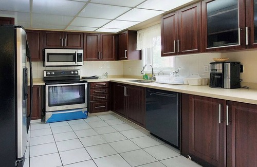 East Credit House | Modern Upscale House With Patio & BBQ!