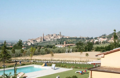 Castiglion Fiorentino Villa | Modern Villa with a breathtaking view of the medieval town of Castiglion Fiorentino