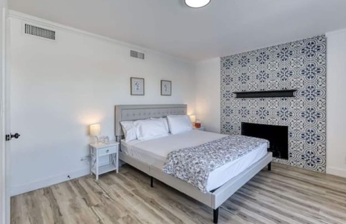 Spring Valley House | Modern Vegas Villa 5BD Pool Home- Golden Frontier
