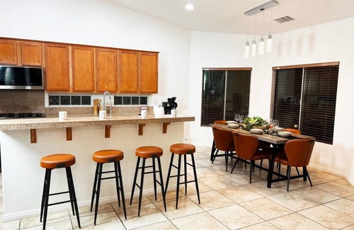 Palm Springs House | Modern & vibrant art w/ample space for gatherings