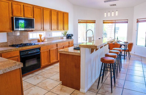 Palm Springs House | Modern & vibrant art w/ample space for gatherings