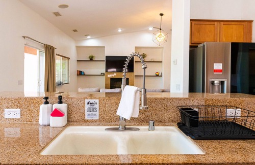 Palm Springs House | Modern & vibrant art w/ample space for gatherings