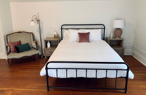 Helena House | Modern Victorian - walk to downtown and trails!