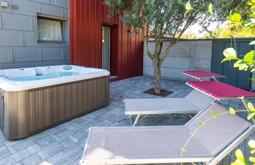 Lignano Sabbiadoro Villa | Modern villa with jacuzzi close to the beach