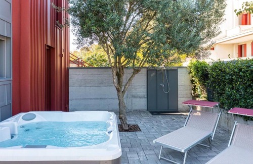 Lignano Sabbiadoro Villa | Modern villa with jacuzzi close to the beach