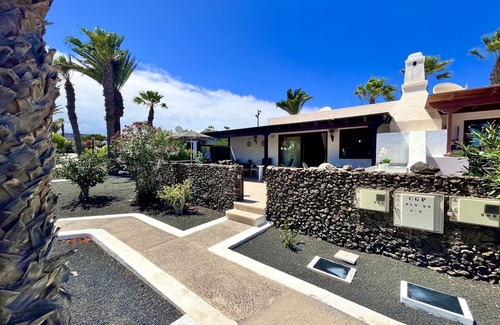Playa Blanca Villa | Modern villa, shared pool, free WiFi, 100m to the sea, shops and restaurants.