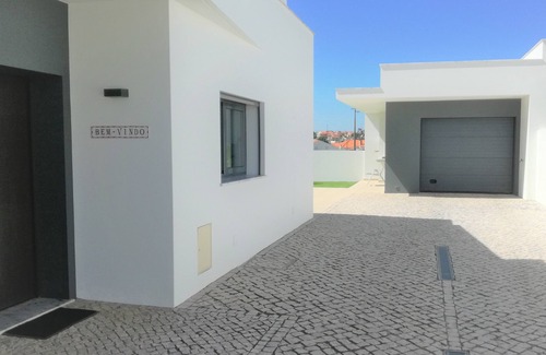 Nadadouro Villa | Modern villa with swimming pool and terrace, near the Bay of Obidos