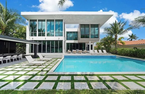 Aventura House | Modern Waterfront mansion