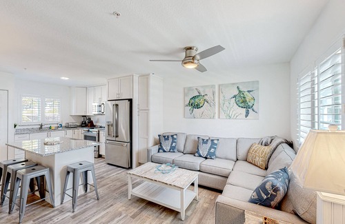 Marathon Condo | Modern waterfront condo with pool, shared dock, & W/D - snowbird-friendly