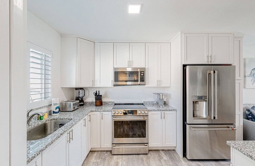 Marathon Condo | Modern waterfront condo with pool, shared dock, & W/D - snowbird-friendly