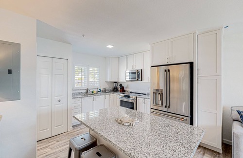 Marathon Condo | Modern waterfront condo with pool, shared dock, & W/D - snowbird-friendly