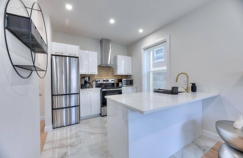 Viauville Condo | Modern Westmount Condo AC Laundry inside, Smart TV