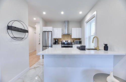 Viauville Condo | Modern Westmount Condo AC Laundry inside, Smart TV