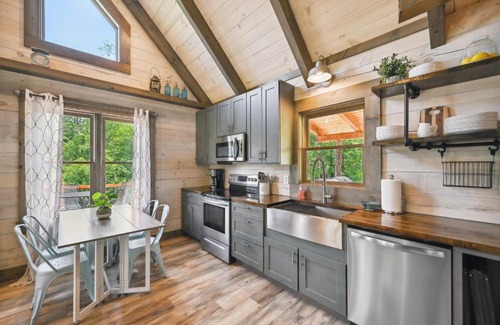 Burks Fork House | Modern Willis Cabin Retreat 24-Acre Working Farm!