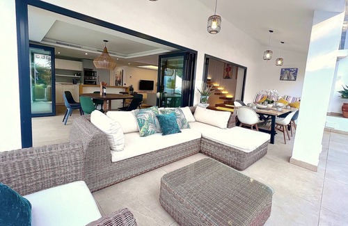 Costa del Sol Occidental Villa | Moderna Villa con Piscina, a 30 Metros de la Playa, en la Mejor Zona de Marbella