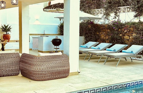 Costa del Sol Occidental Villa | Moderna Villa con Piscina, a 30 Metros de la Playa, en la Mejor Zona de Marbella