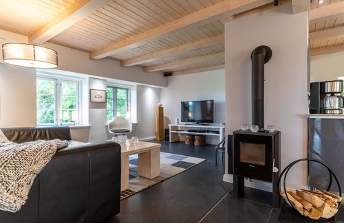 Westerhever House | Moderne Reetdachkate auf Einer Warft Gelegen mit Sauna für 6 Personen