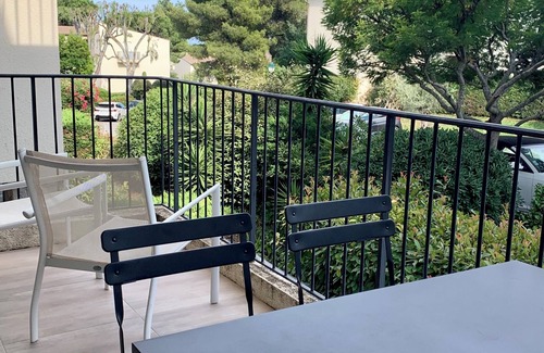 Villeneuve-Loubet Apartment | Moderne und Helle Ferienwohnung mit Pool und Tennisplatz -10 min vom Meer