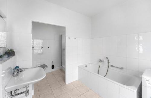 Celle Apartment | Moderne Wohnung mit Badewanne und Küche