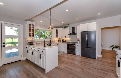 Santa Rosa House | Modernist Estate Home with Equine Pasture & Winery Views - New Remodel & JACUZZI