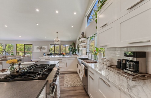 Santa Rosa House | Modernist Wine Country Estate Home - Newly remodeled & centrally located JACUZZI