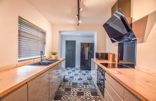 Roath House | Modernistic 4-bedroom home close to City Centre