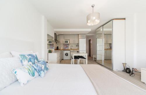 Urbanizacion Marbessa Apartment | Moderno estudio y piscina a 50 metros de la playa