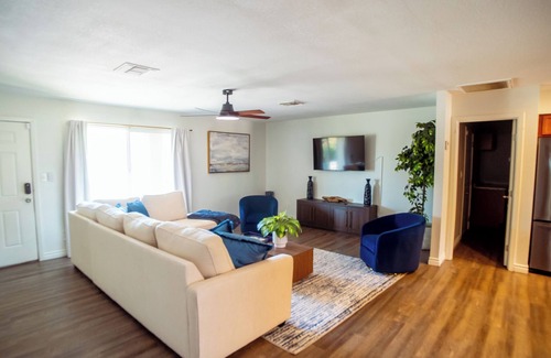 South Scottsdale House | MODLux Old Town Sleeps 10 HotTub+Pool table+Fire pit